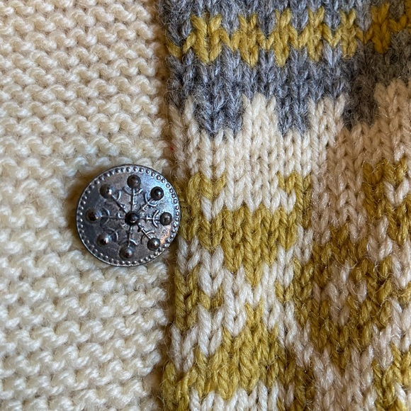 Cozy 1950s Winter wool cardigan sweater with beautiful snowflake buttons - Picture 3 of 5